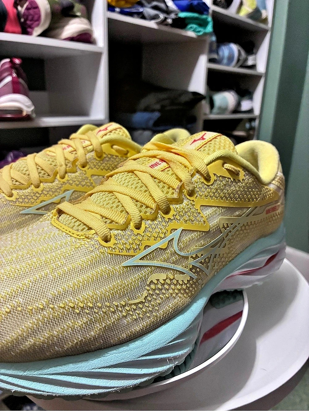 Mizuno Wave Rider 27 Women's Athletic Shoes Yellow & Gold US 9